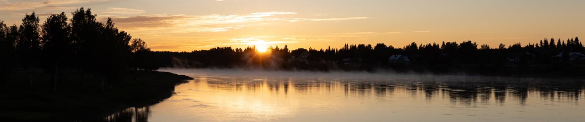 Solnedgång över en älv