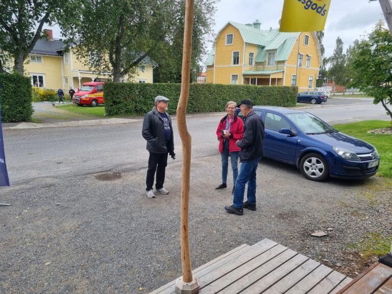 Christer Borg samtalar med Eskil och Gerhild Johansson som rest ner från Kalix