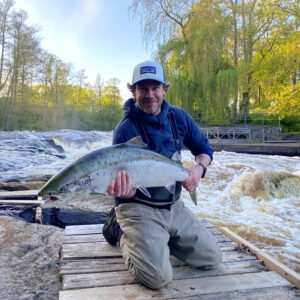 Fiskare med fångad stor fisk