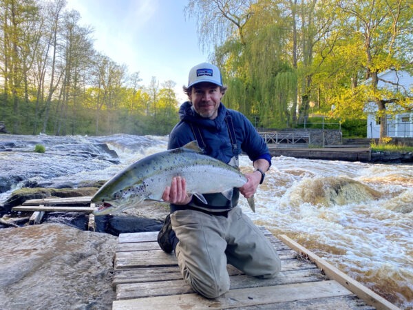 Fiskare med fångad stor fisk