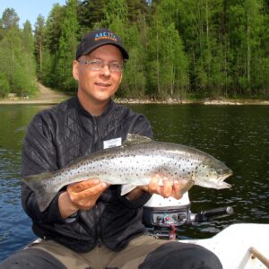 Robert Westin vid älven med fisk i handen