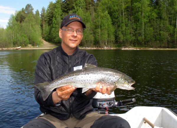 Robert Westin vid älven med fisk i handen