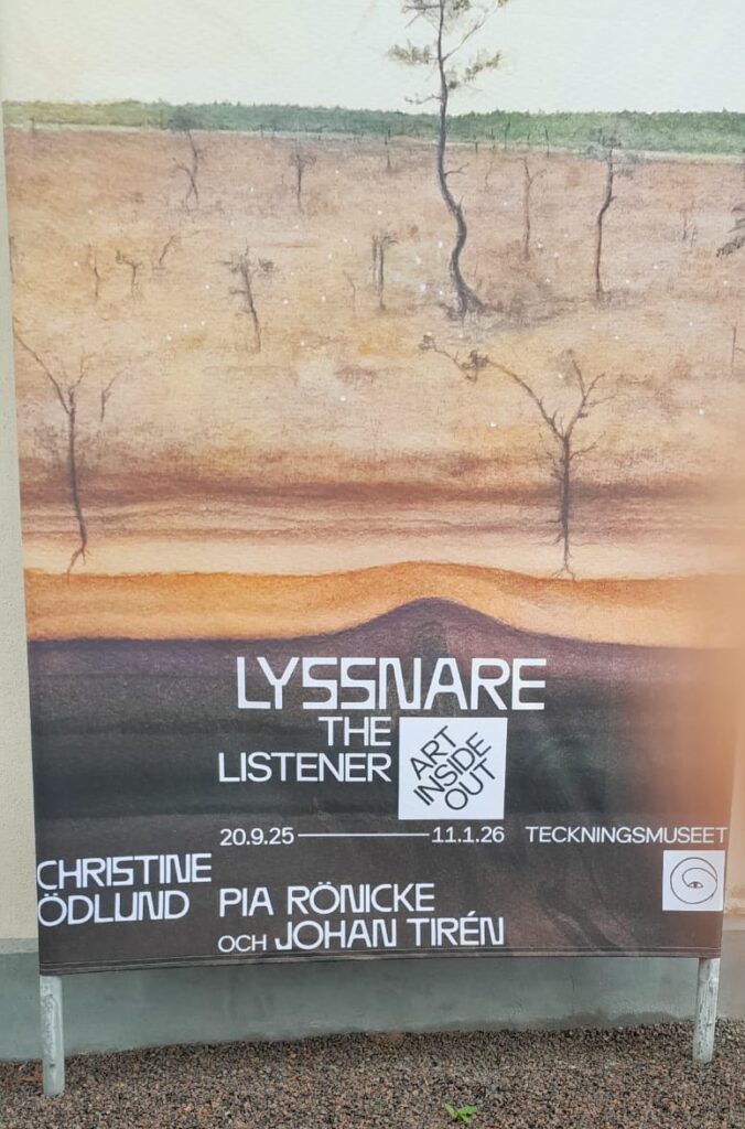 Närbild av utställningsaffisch med titel ‘Lyssnare – The Listener’ och datum 20.9.2025–11.1.2026.
